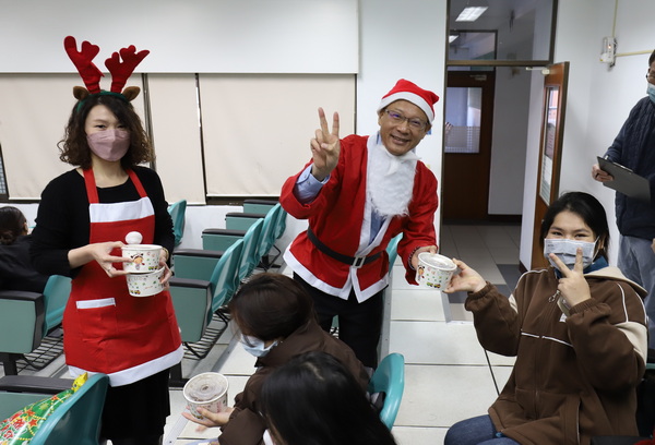 6-1.龙清勇副校长特别向同学说明，在台湾有冬至吃汤圆的习俗