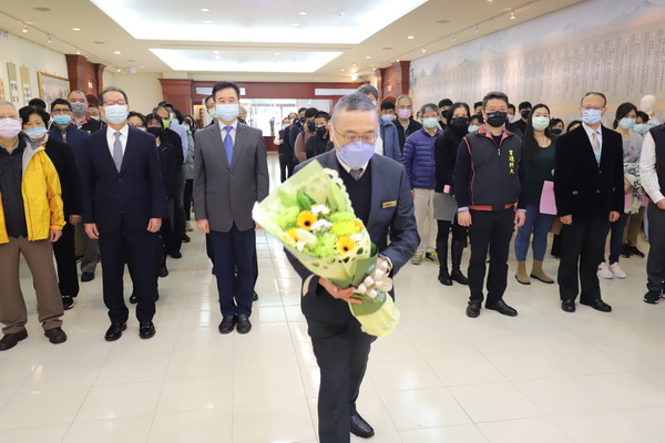 2-1.黄荣鹏校长代表全体教职员工献花