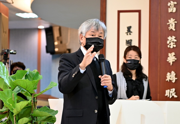 3-1.日本名古屋产业大学林敬三教授别特来参加「王创办人广亚博士逝世七周年追思会」，表达他对创办人的尊敬，