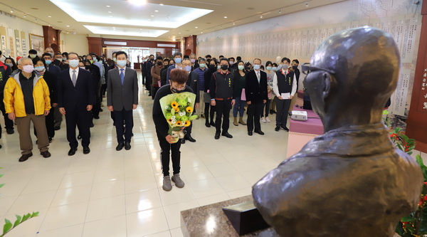 4-1.学生会会长官轩丞同学代表学生献花.