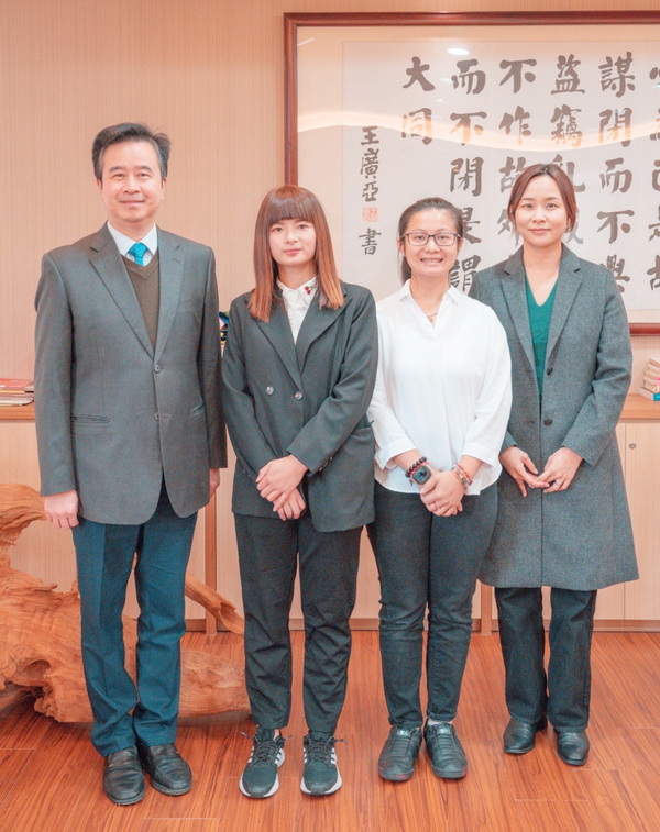 1-1.育达科大董事长王育文博士(图左1)与获奖硕士生周欣仪(图右2)与陈玫妤(图左2)及导师颜碧霞博士(图右1)慰勉合照