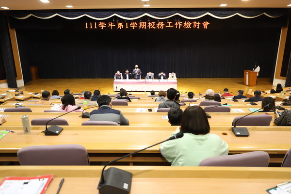 3-1.综合座谈时校长黄荣鹏率领一级行政主管与大家对话