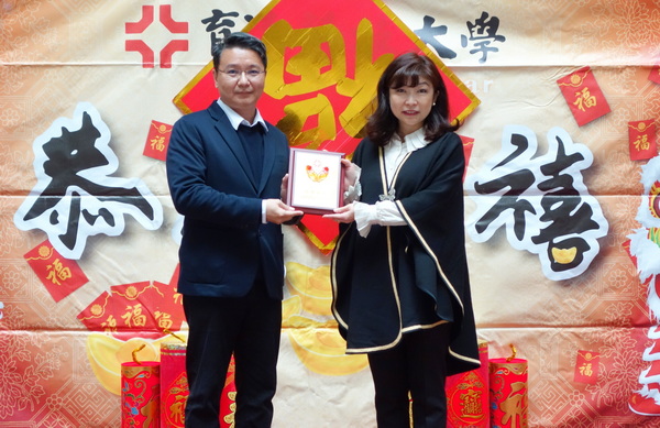 2-1.董事长夫人游书宜个人捐款学校弱势助学，由王荣祖副校长代表学校颁发感谢状