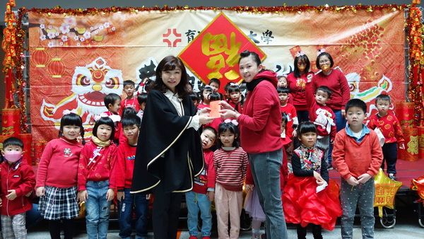 4-1.董事长夫人游书宜颁红包给广秀森林幼儿园精彩的欢乐迎新年表演