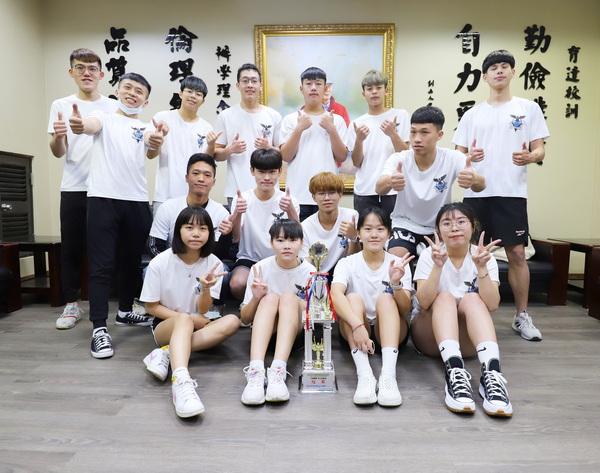 「华丽体操啦啦社」由各系热爱啦啦的同学成立社团