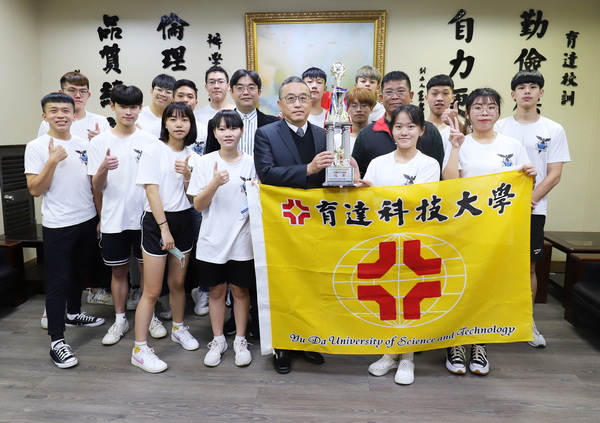 「华丽体操啦啦社」组队参赛，夺下「公开团体混合高级组」冠军