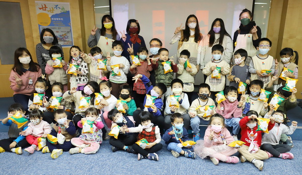 廣秀森林幼兒園的小朋友參觀家聲紀念圖書館後大合照