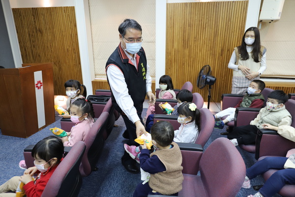 資圖長胡英麟發送小點心給小朋友們