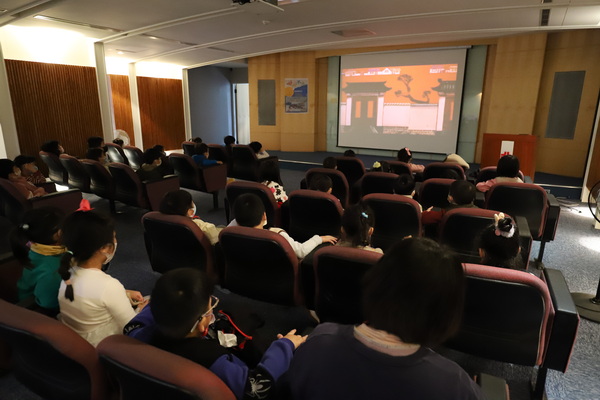 廣秀森林幼兒園的小朋友一同觀賞年節氣氛的「年獸」電影