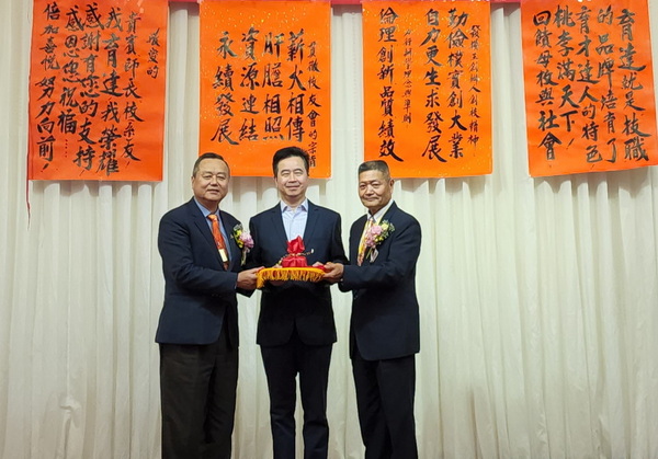 育达科大董事长王育文亲自到场祝贺并担任校友会理事长交接监交人