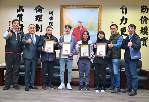 1-1.育达科大校长黄荣鹏慰勉多游系参加全国美术比赛荣获特优及优等4位同学