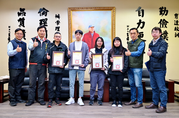 2-1.育达科大多游系自68届全国美术比赛起，连续三年皆有佳绩，而111年更是大放异彩，获奖数量与名次同时提升，共有三名特优(首奖)、一名优等，成绩非常亮眼