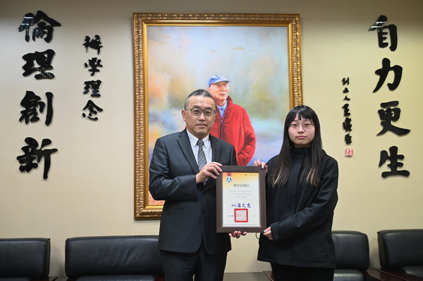 6-1.育达科大校长黄荣鹏颁发荣获优等教育部奖状给予黄佩欣同学