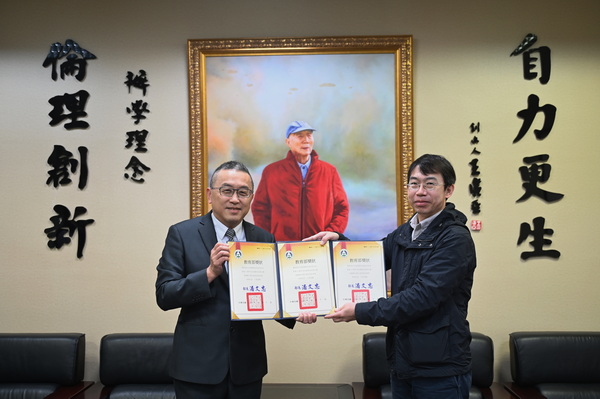 8-1.育达科大校长黄荣鹏颁发教育部奖状给予张世明老师感谢对学生的用心指导