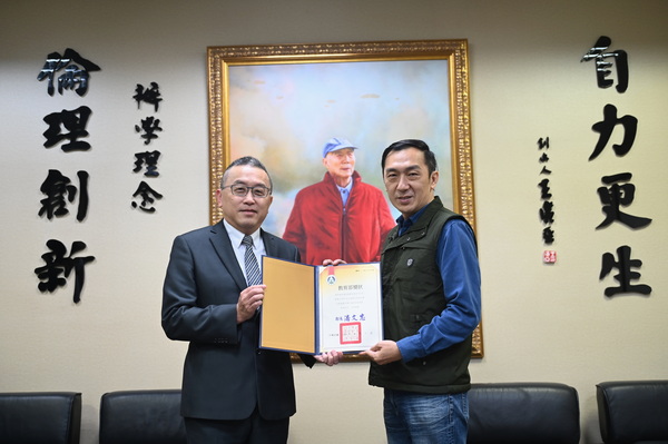 7-1.育达科大校长黄荣鹏颁发教育部奖状给予潘哲伦老师感谢对学生的用心指导