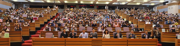 育達科大邀請柯文哲暢談人生哲學勉勵學子，340個名額秒殺，現場座無虛席。