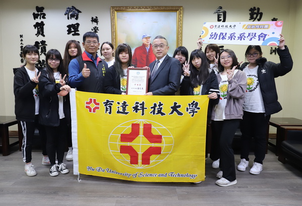 4.-1黄荣鹏校长(图右6)慰勉获奖同学再接再厉为校争光