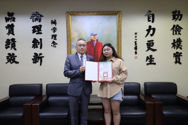 校長黃榮鵬(圖左)頒發幼保系顏玉雯(圖右)同學獲得苗栗縣大專優秀青證書