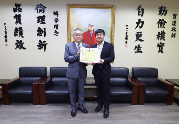 校長黃榮鵬(圖左)頒發社會工作系廖呈豪(圖右)同學獲得全國大專優秀青證書