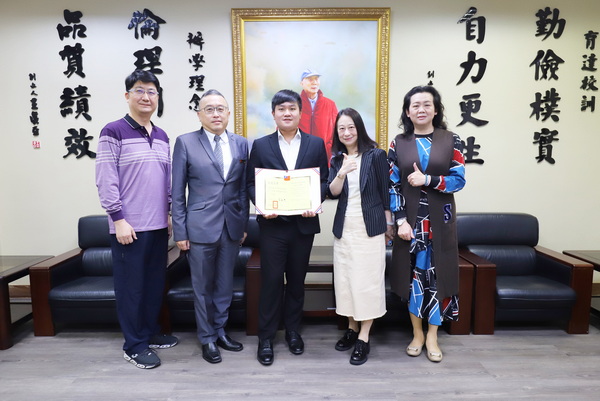 4-1.育達科大校長黃榮鵬(圖右2)慰勉社會工作系廖呈豪同學榮獲全國大專優秀青年及師長