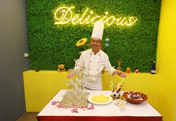 2-1.育达「实习餐厅」由餐旅系陈庆麟教授上课领指导，开幕当天特别准备香槟塔、北欧彩色汤圆、活力蔬菜棒和迎宾凤梨盘宴请师生