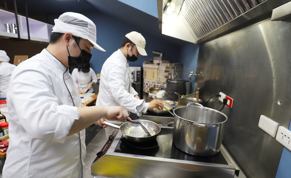 3-1.餐旅系「实习餐厅」，学生认真自制的美味餐点