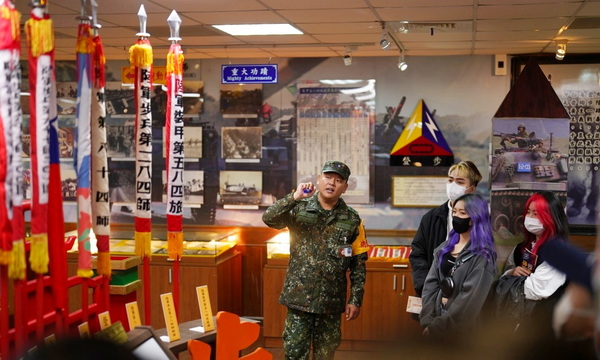 3-1.装甲584旅现场除安排队史馆导览