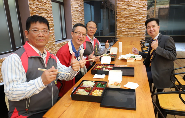 1-1.育達科大董事長王育文(圖右1)當天也蒞臨現場用餐，對於學生實作色香味俱全的菜餚與專業的服務氛圍，讚不絕口