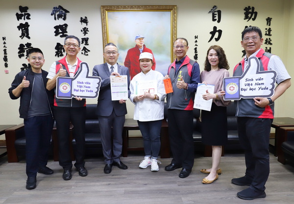 1-1.校長黃榮鵬(圖左3)頒發證書及獎金給餐旅系越南生蔡佩運同學(圖右4)華語檢定最高階通過