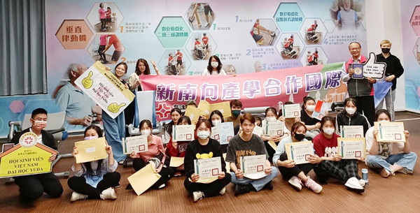 2-1.龍清勇副校長頒發111學年第1學期學業成績優良獎(班級前三名依序核發獎狀與獎金)與華語文測驗證書，公開表揚獲奬同學