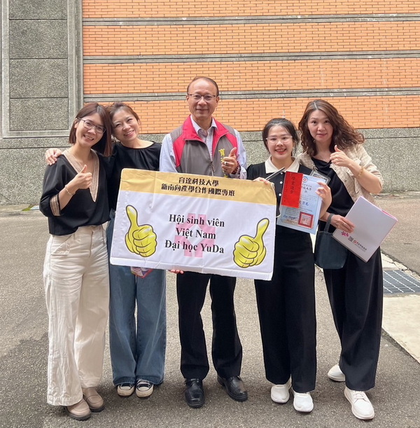 3-1.副校長龍清勇頒發餐旅系越南專班阮氏芳玲同學獲得A班班級學業成績第一名獎狀及獎金