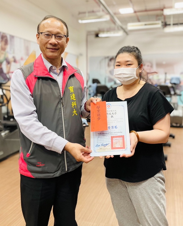 4-1.副校長龍清勇頒發餐旅系越南專班B班蔡佩運同學獲得B班班級學業成績第一名獎狀及獎金