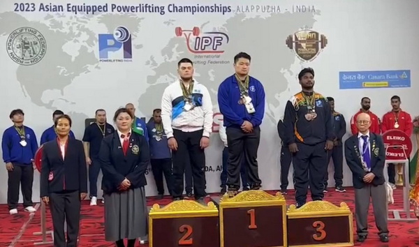 5-1.育達科大休運系謝誌紘同學參加在印度舉辦的「2023年亞洲健力錦標賽」，成績優異上台受獎(圖中)