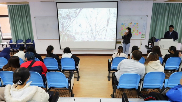 具華語文檢測3級的越南伸意生同學，以清晰的中文發音熱情高唱「你能不能不要離開我」