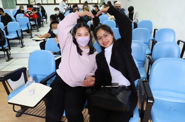 參與活動越南國際專班張美玲同學表示，這個活動很有趣，很快就讓她們融入歡愉的氣氛中，打破語言和文化的隔閡