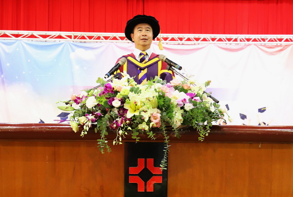 3-1.育達科大董事長王育文博士致詞勉勵畢業生