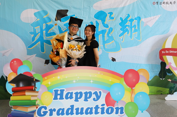 6-1.畢業典禮校園設置多處打卡點，讓畢業生感受在不同場景下