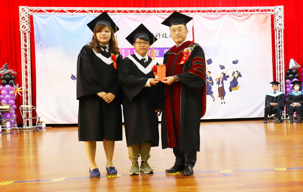 9-1.畢聯會將節省的活動經費捐贈給學校愛心基金，感謝師長教導與栽培,這是難能可貴的典範