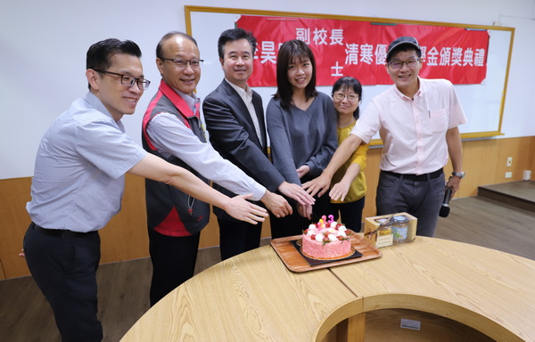 共同為獲獎學生幼保系程湘紋同學慶生