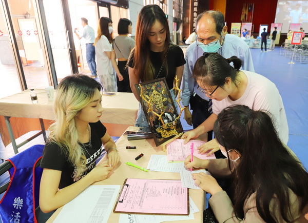 3-1.新生辦理各項手續學長姐熱心服務