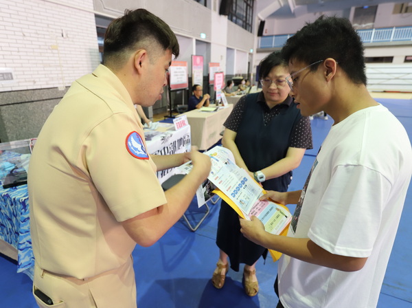 5-1.國防部招募中心設攤招募ROTC讀書免學及補助生活費詢問度高