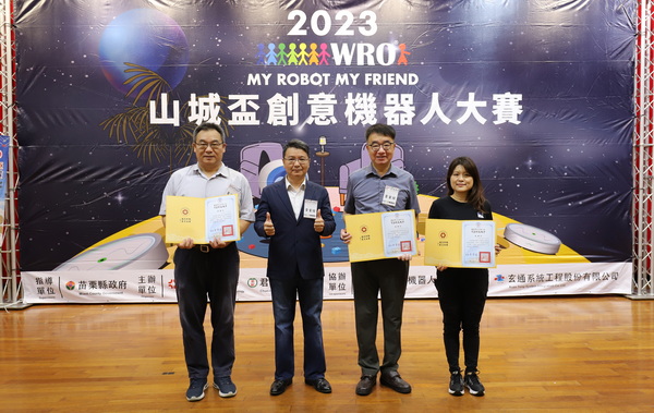 4-1.育達科大副校長王榮祖頒發贊助企業